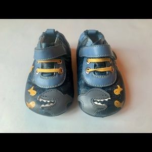 Shark Robeez size 4 🦈